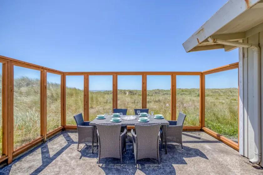 Beautiful Classic Beachfront Three-Bedroom Near Manzanita Golf Course! - Image 1