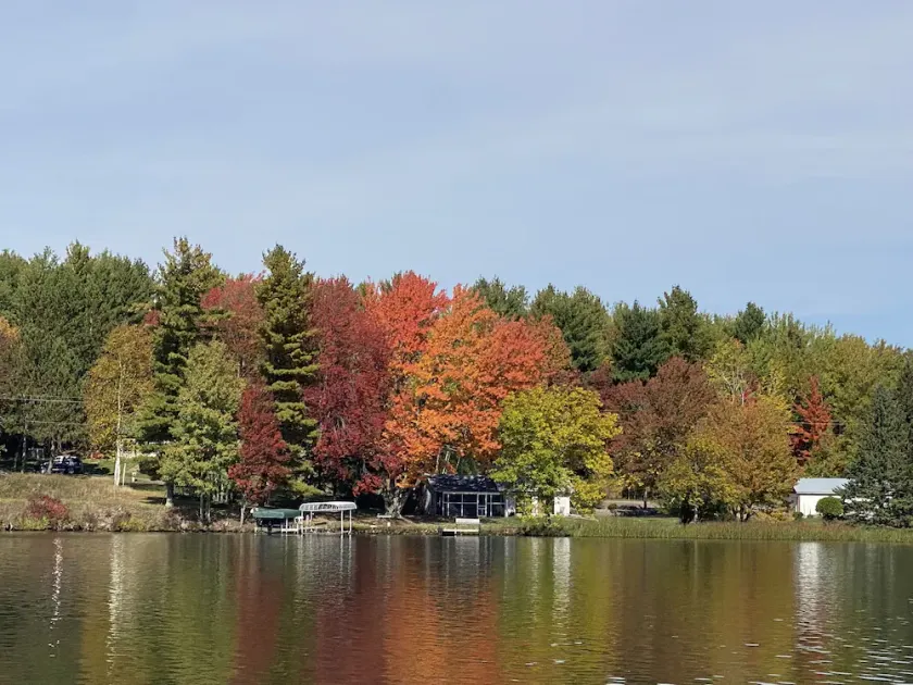 Lakefront cottage w/ convenient access to restaurants, atv and snowmobile trails - Image 1