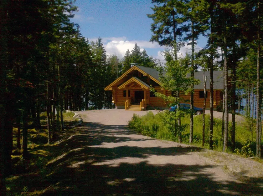 Outstanding Oceanfront Log Home near Acadia National Park - Image 1
