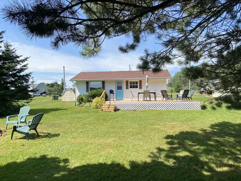Charming 2 bedroom cottage close to all amenities. - Image 1
