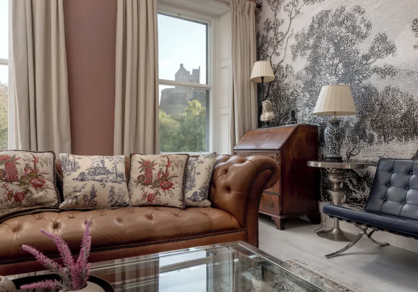 Stunning view of Edinburgh Castle for a memorable stay in the City Centre - Image 1