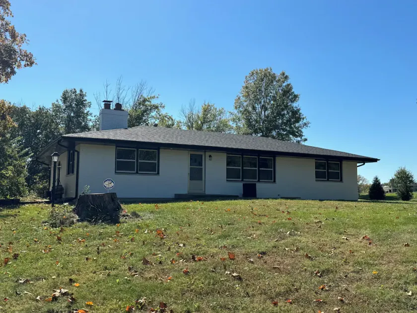 Farmhouse located close to I-70 and minutes from MU campus - Image 1