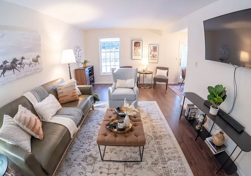 Chic Townhouse Near SPAC, Restaurants, 3 bedrooms, King Beds, Pet Friendly - Image 1