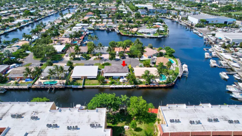 Walk to beach & Waterfront Hideaway  - Image 1