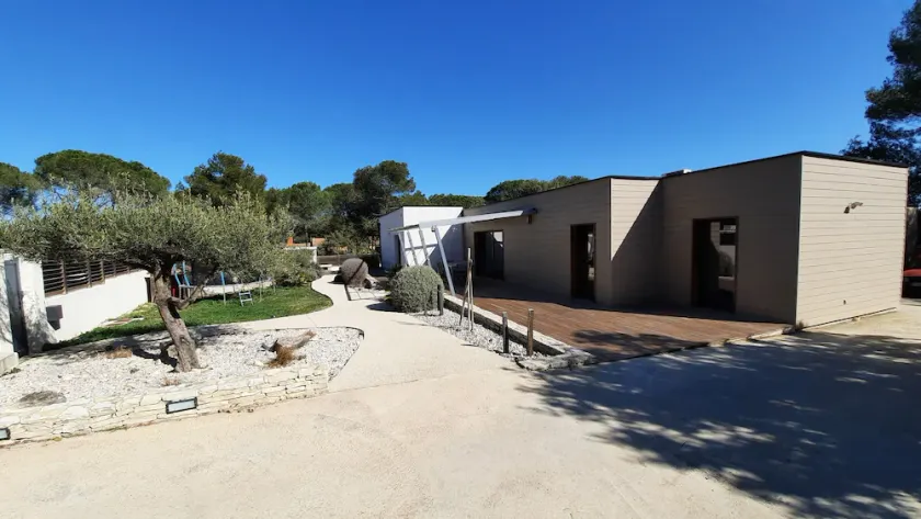 Quiet villa with heated pool and spa - Image 1