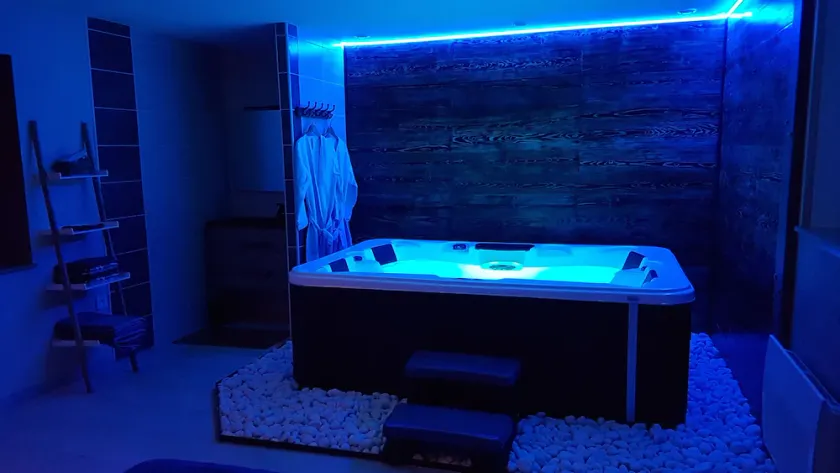 Cosy Love & Spa Love room avec spa, hammam et sauna privatif - Image 1