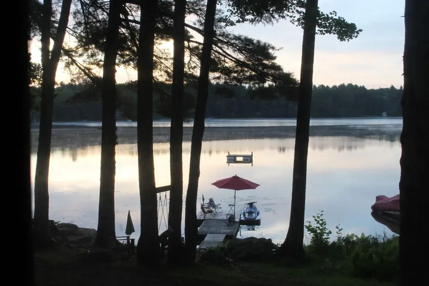 Lakefront Cottage with New HOT TUB. . Located only 20 minutes from Portland - Image 1