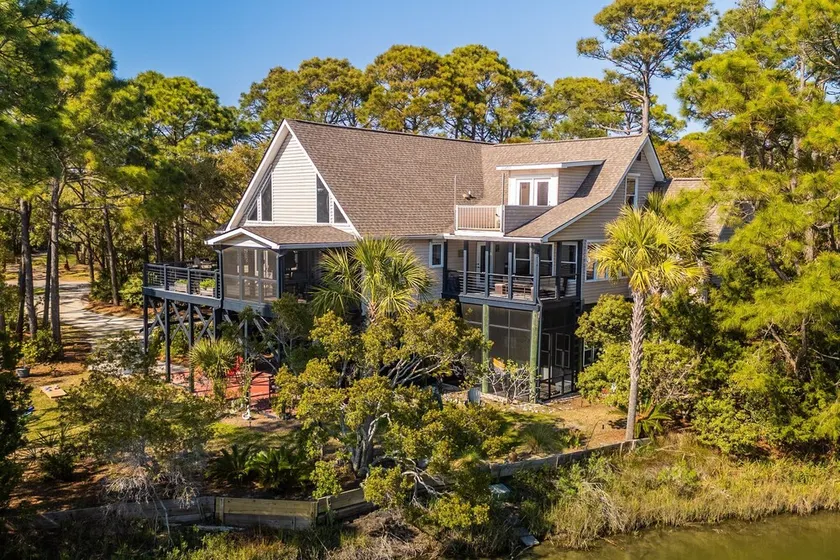 Secluded Marsh Front home-Private Salt Water Pond-5 min walk to beach access! - Image 1