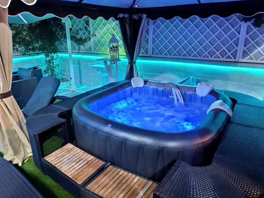Charming Apartment with Jacuzzi Pool - Image 1