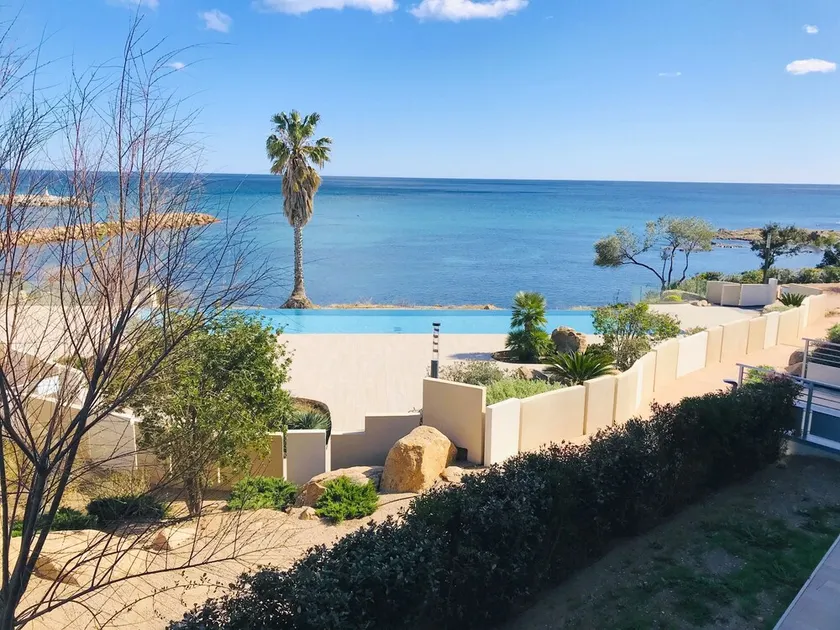 3-bedroom apartment in luxury beachfront residence with pool - Image 1