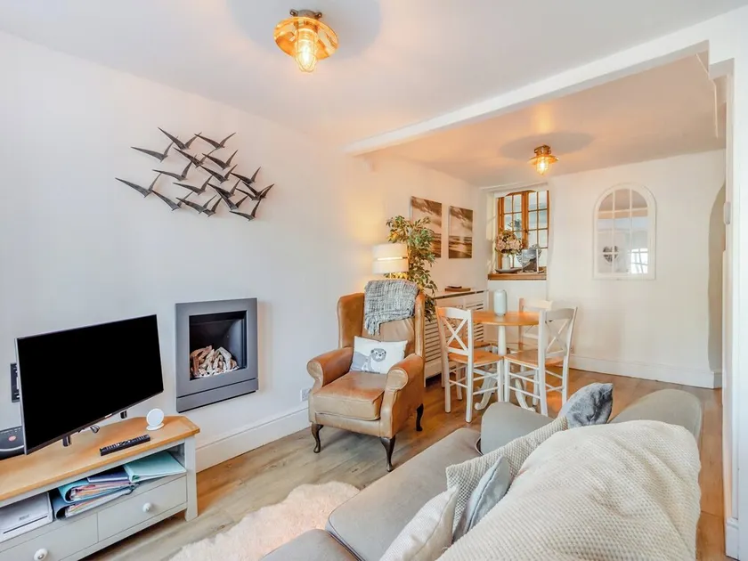 2 bedroom accommodation in Shaldon - Image 1