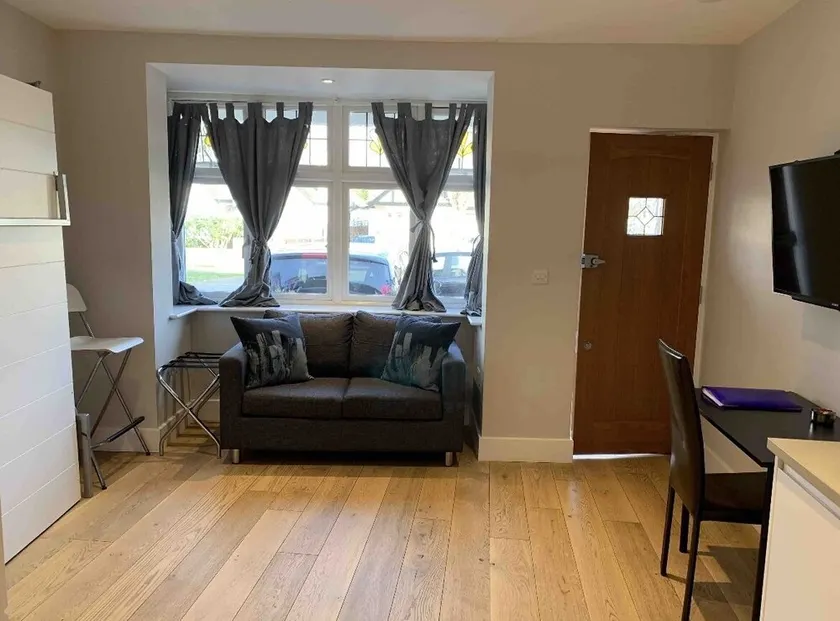Modern, Private, self-contained studio apartment - Image 1