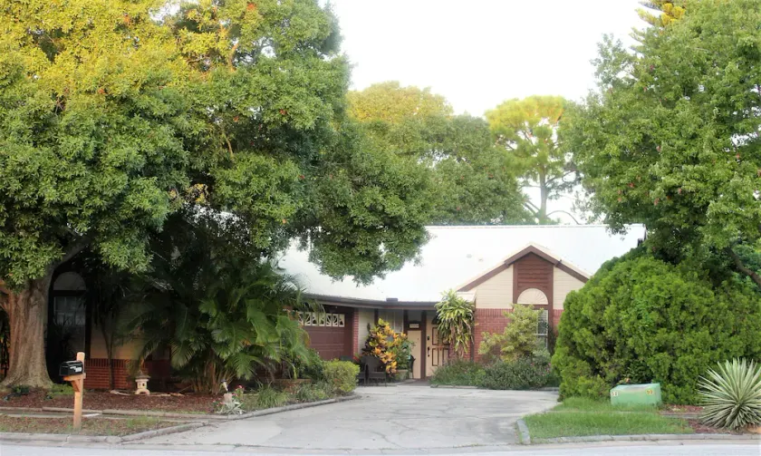 sleeps 8 people / Beach 5 min./ backs on nature park & lake with trails - Image 1