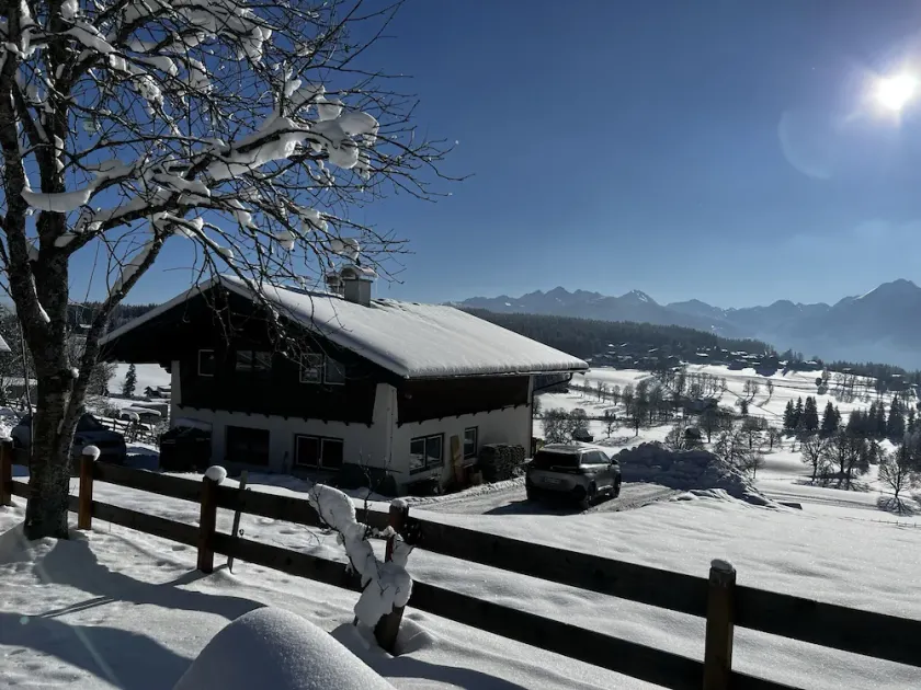 Hut with a view of the Dachstein and direct access to the ski and cross-country slopes. - Image 1