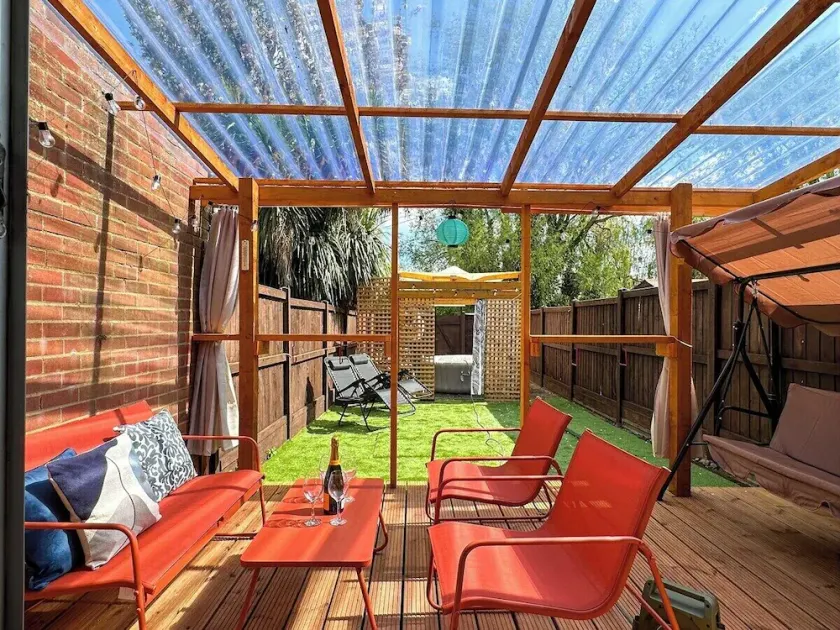 44 The Oasis - Central 2-bedroom Townhouse with Hot Tub and Private Parking! - Image 1