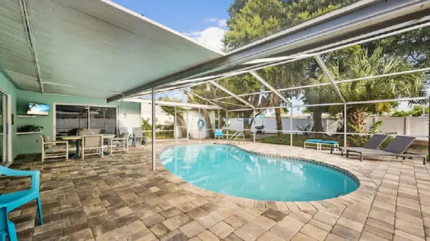 Salt Pool blocks to beach Gas heated Pool! East side of A1A 3 blocks to beach - Image 1