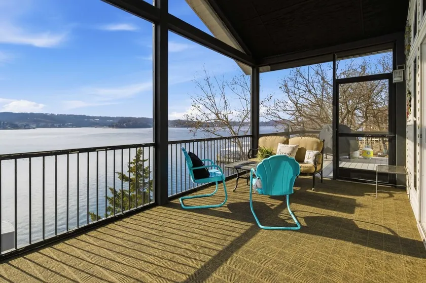 Beautiful waterfront lake home with private dock - Image 1