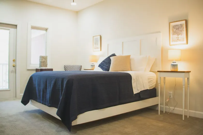 Privat dronningssuite med eget badeværelse i det historiske Lower Town Arts District! - Image 1