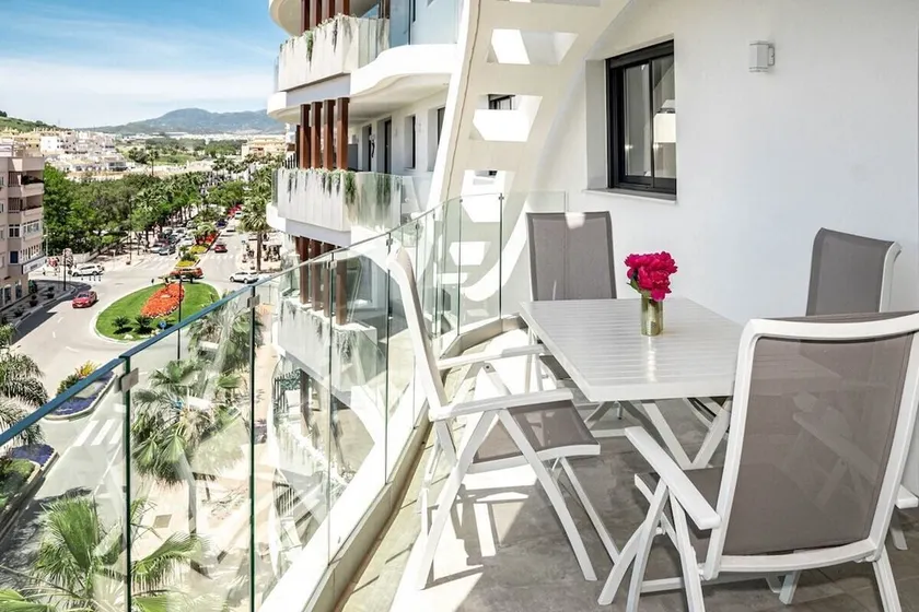 Inf45P- Modern 3 Bed City Apartment Next To Beach - Image 1