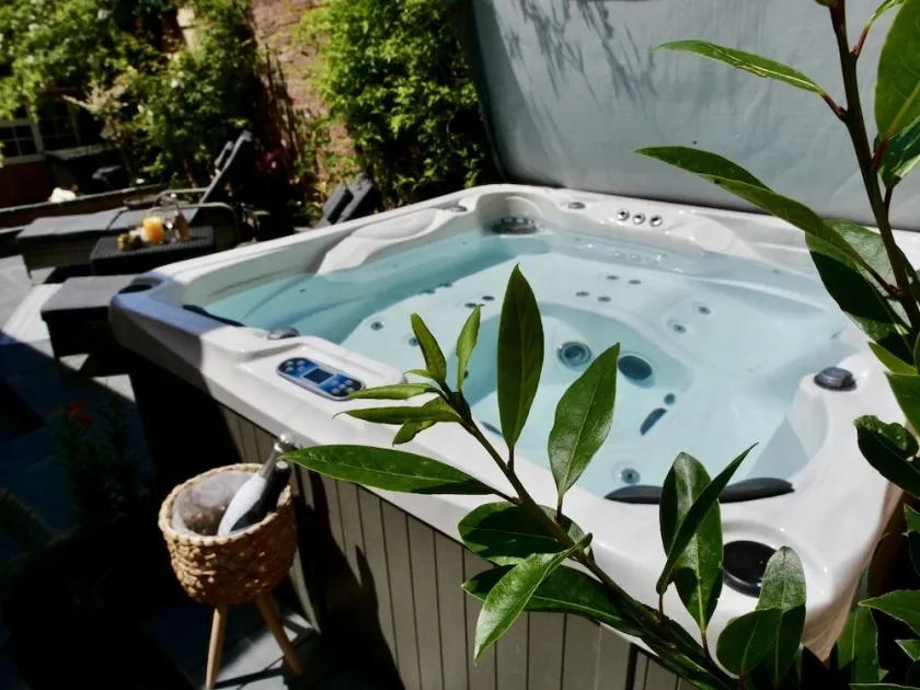 Huge Deluxe 600 Year Old Essex Manor, Hot Tub, Cinema Room, Sky Tv - Image 1