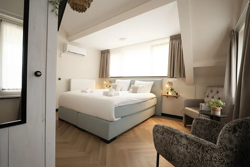 Edifício de 1920 recentemente renovado com cama de hotel queen, pátio e cozinha compartilhada. - Image 1