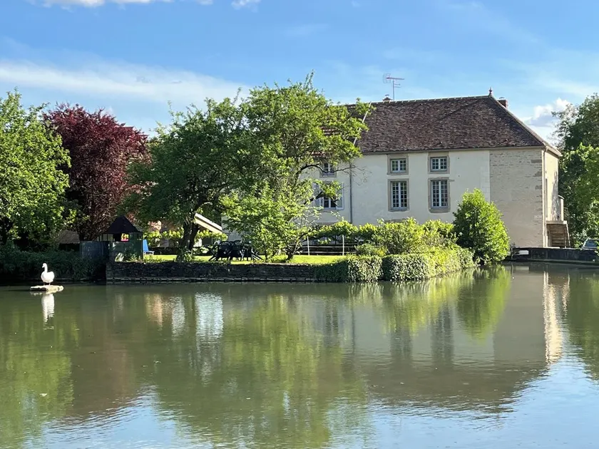 Gîte en Bourgogne,. Dans Ancien Moulin , Jardin Privatif et vue sur le Bief - Image 1