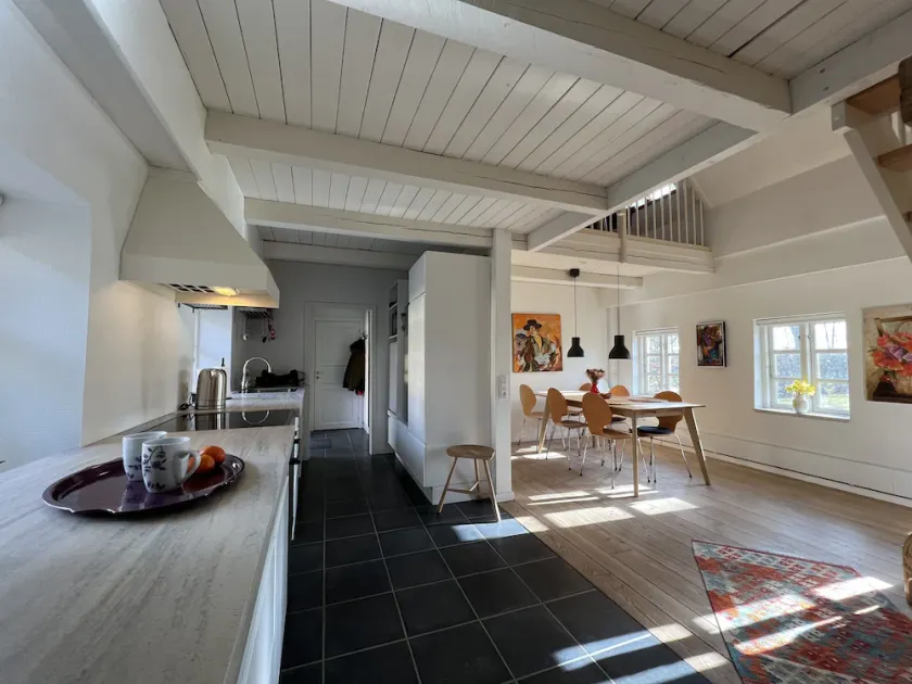 Lake View Apartment - Image 1