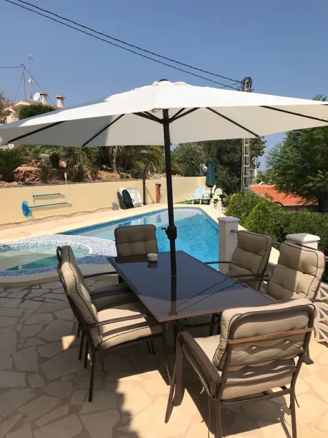 Appartement ensoleillé avec piscine d'eau salée, bain à remous, vue sur la montagne - Image 1