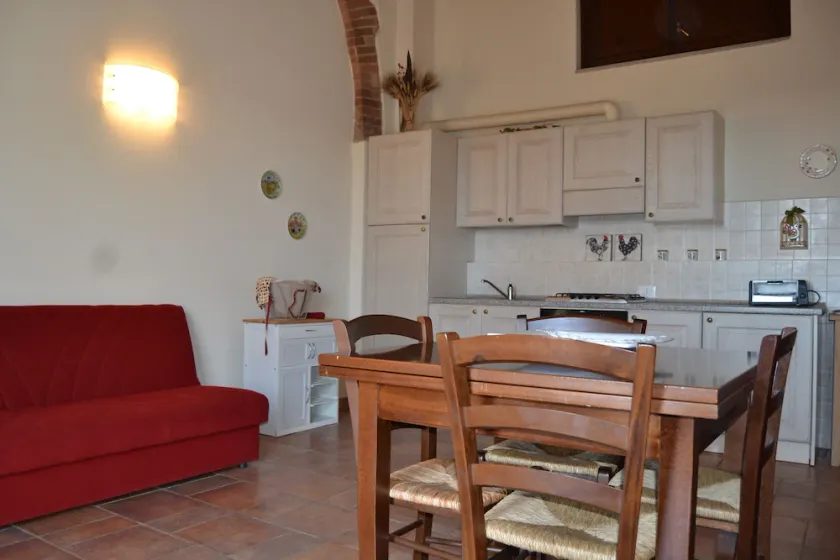 APARTAMENTO COM JARDIM PRIVADO NA VILA MEDIEVAL PERTO DO MAR, - Image 1
