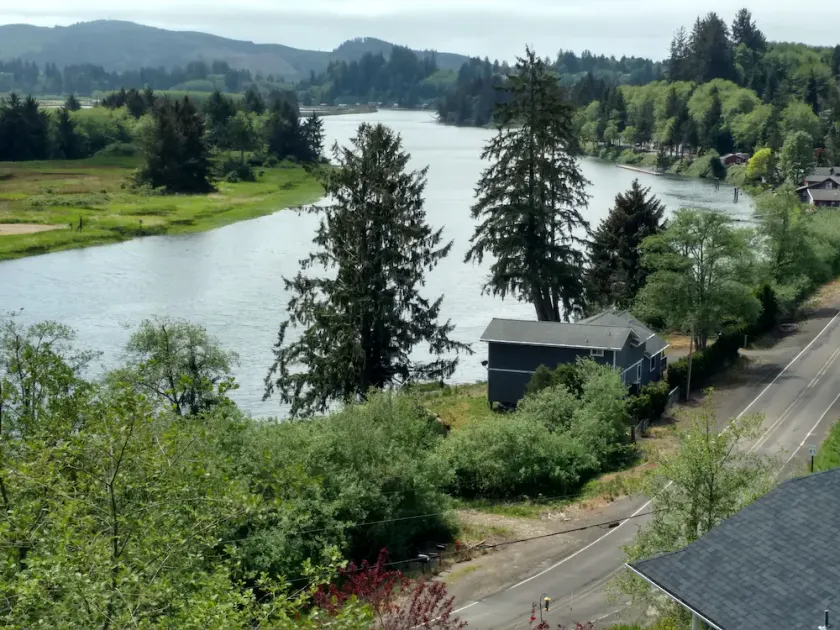 Ved bredden af Nehalem-floden virkelig tæt på smukke Oregon-strande - Image 1