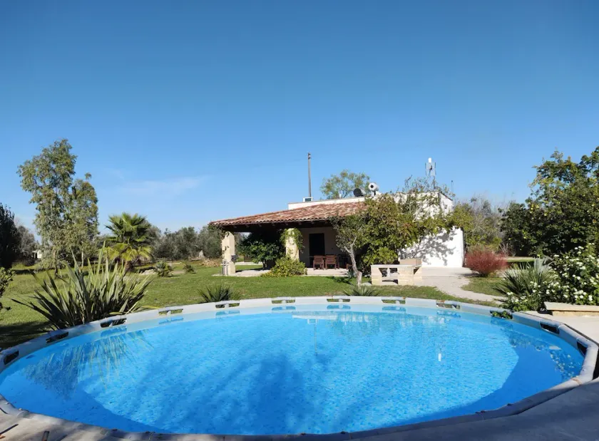 Villa aislada con piscina sin compartir (junio-septiembre) rodeada de un acre de olivos - Image 1