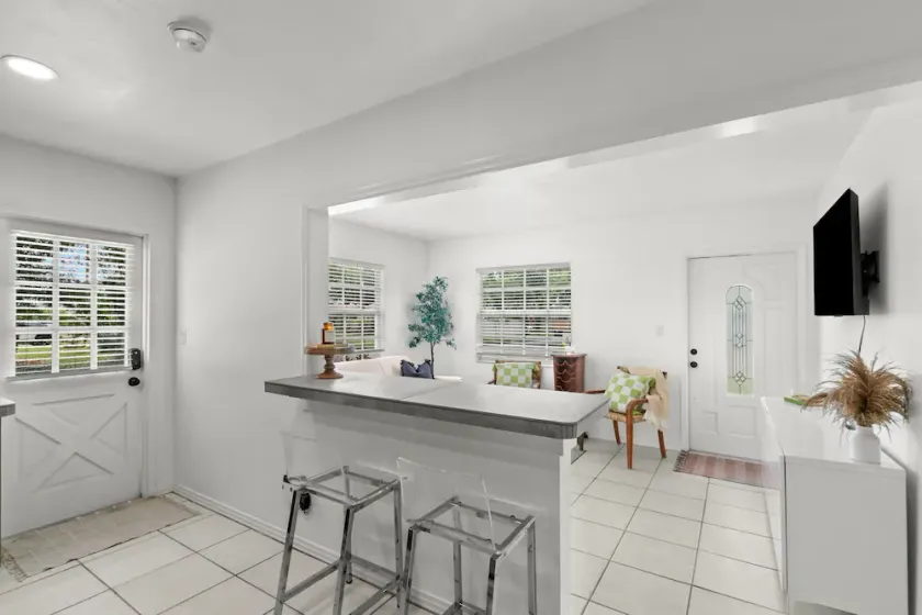 NEW Bayside Breeze - Charming Apt Near Bayshore - Image 1