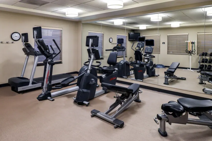 King Suite Near Airport | Pool + 24h Gym - Image 1