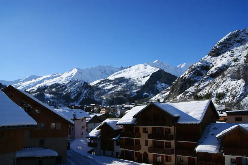 NEW 6 Person Apartment in Chalet close to slopes and town center - Image 1