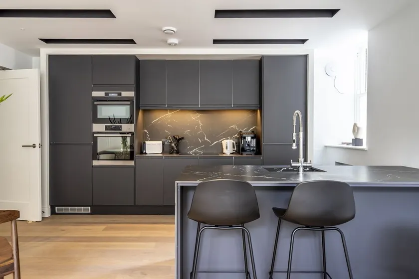 A premium stay that sleeps 4 guests  in 2 bedrooms - Image 1