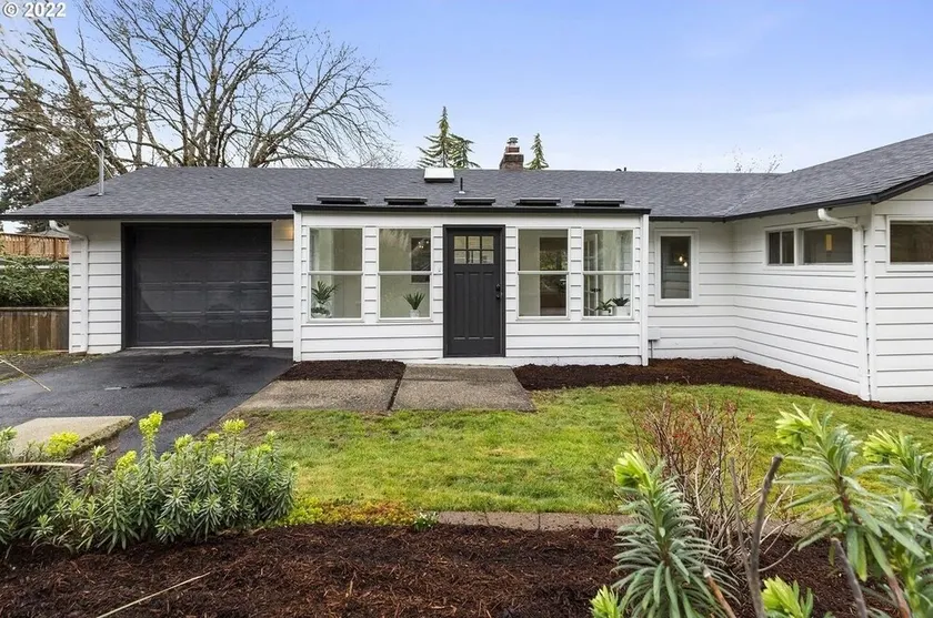 Centrally located Cozy fully remodeled mid century house in lake Oswego - Image 1
