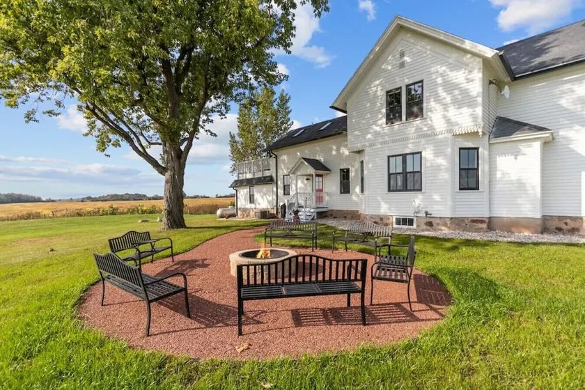 Highland Farmhouse Countryside Retreat with Farm Charm - Image 1