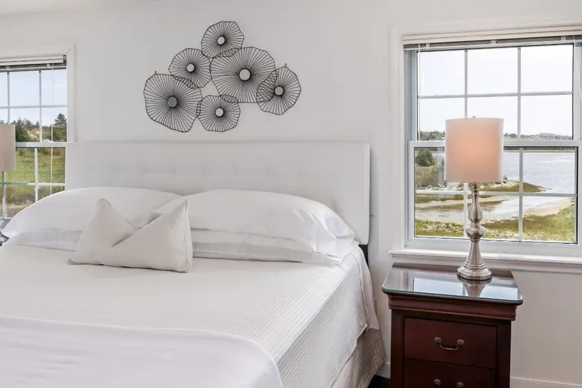 In riva al mare, sul lungomare, privato, storico, letto king size, Netflix, 30 km da Halifax - Image 1