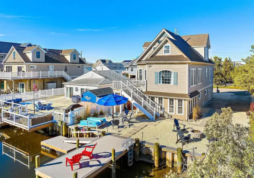 Cozy Waterfront views 4 bedroom house in Charming Mystic Island - GUEST FAVORITE - Image 1