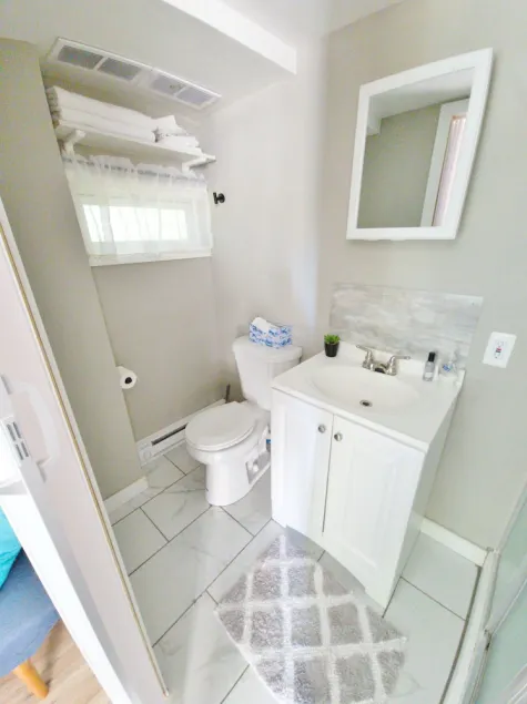 In unit laundry. AC, Modern Studio with desk and parking - Image 1