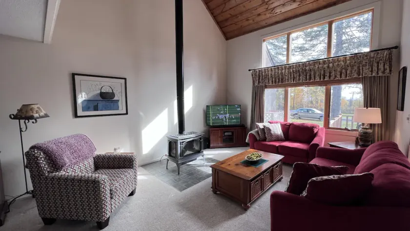 Sun-filled retreat on Haystack Golf Course - Image 1