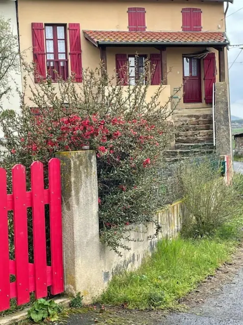 Quiet village house—no Wi-Fi, no TV, pets welcome—minimum stay of 13 nights! - Image 1