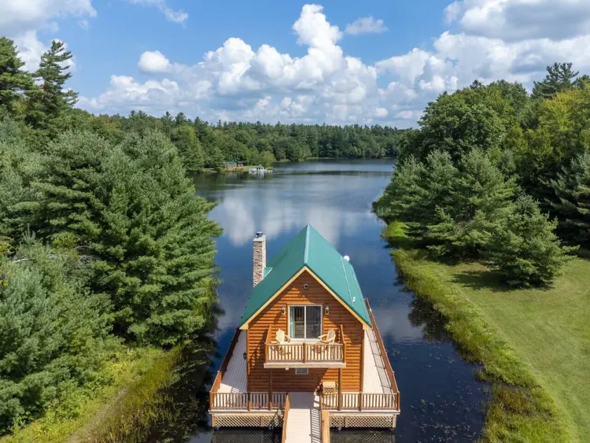 Catskills Over Water Bungalow on Lake Albanese! - Image 1