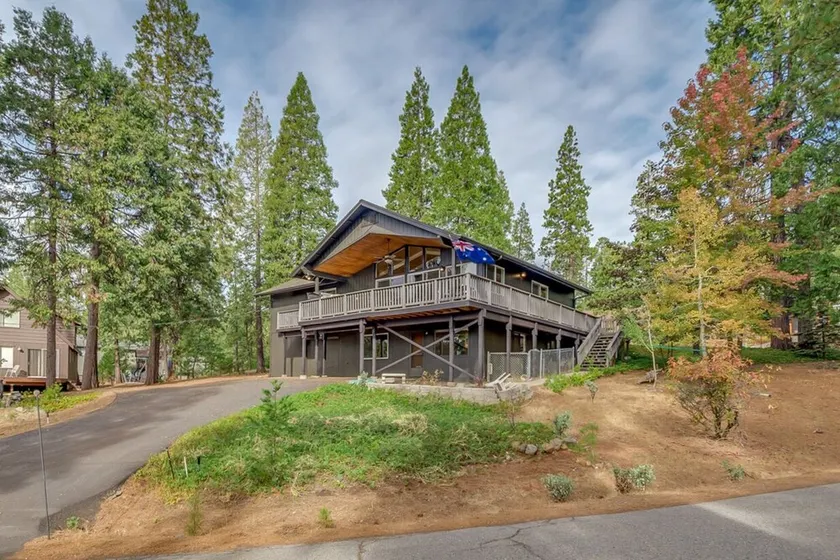 KELLY CABIN - 4 BEDROOM 3 BATH WITH PRIVATE HOT TUB! - Image 1