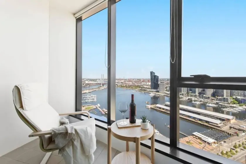 Modern, Spacious 2-Bed with Stunning City Views - Image 1