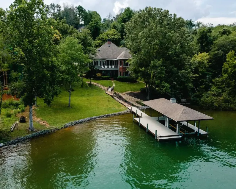 A Pet Friendly Luxury Lakefront Escape - Image 1