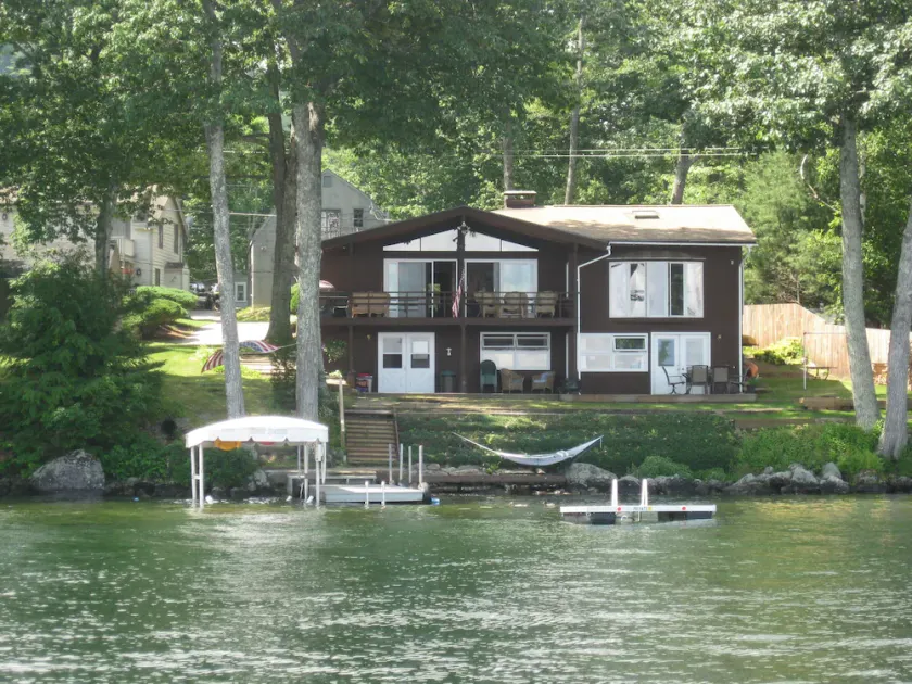 Lake Winnipesaukee Waterfront! Familievenlig, fantastisk udsigt, HotTub, kajakker + mere - Image 1