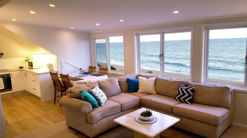 Apartamento en primera línea de playa con vistas de 180 ° a la playa de Narrabeen (A11) - Image 1