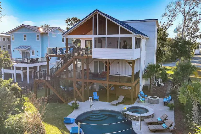 Farmhouse at Turtle Creek by Oak Island Accommodations - Image 1