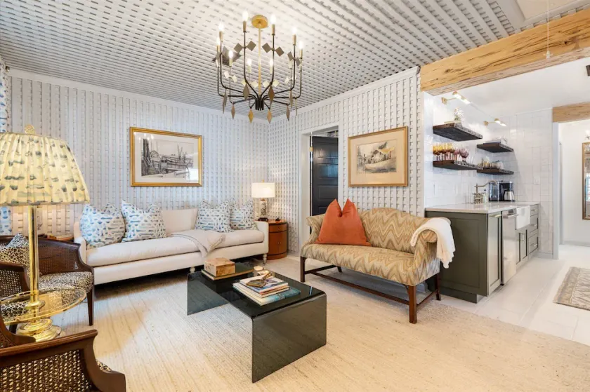 Le Hibou Blanc (A) - Fairhope: Laid-back Sophistication - Image 1